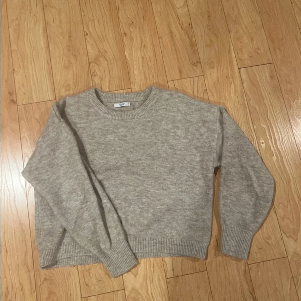 Sweater - Picture 1 of 5